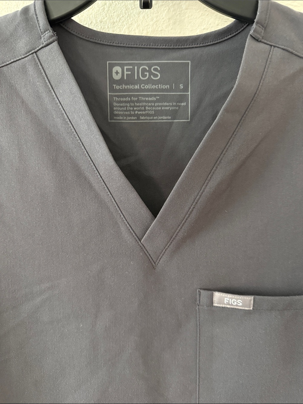 FIGS Women’s V-Neck Scrub Top in Charcoal - Picture 2 of 2